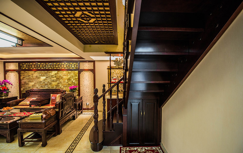 楼梯图片来自家装大管家在书香门第 158平雍容中式复式的分享
