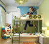 儿童房淡绿色墙漆，贴壁纸，童趣盎然。