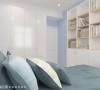 清雅的水蓝色搭配白色柜体，放大小坪数卧房的生活视野。（此为3D合成示意图）
