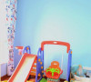 蓝色背景墙，较柔和的色调对小孩子的眼睛起到保护作用，各种玩具设备看起来是不是萌萌哒
