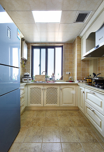 欧式 三居 80后 厨房图片来自家装大管家在情迷蓝色诱惑 120平欧式浪漫3居的分享