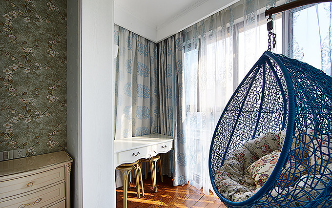 欧式 三居 80后 卧室图片来自家装大管家在情迷蓝色诱惑 120平欧式浪漫3居的分享