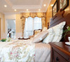 卧室的家具显然是欧式与新古典共同登场；细细品位，各有精彩；