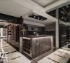 L型中岛吧台以光滑细致的大理石切割铺排，内嵌红酒柜设计增添lounge bar表情。