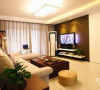 灯光刚好打在棕色的电视背景墙上，形成动态的水波效果，与客厅的静想衬托
