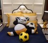 功夫熊猫陪伴着小主人，让个性活泼，爱足球的他更加开朗、阳光.