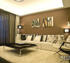 背景墙采用纯色的深棕色，沙发和墙上的两幅壁画，犹如一幅抽象画派