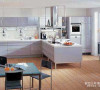 横向式的明晰线条的厨房，凸显现代城市居家氛围