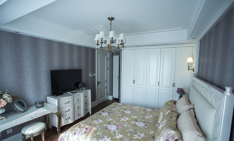 卧室图片来自家装大管家在130平欧式混搭3居 演绎别样奢华的分享