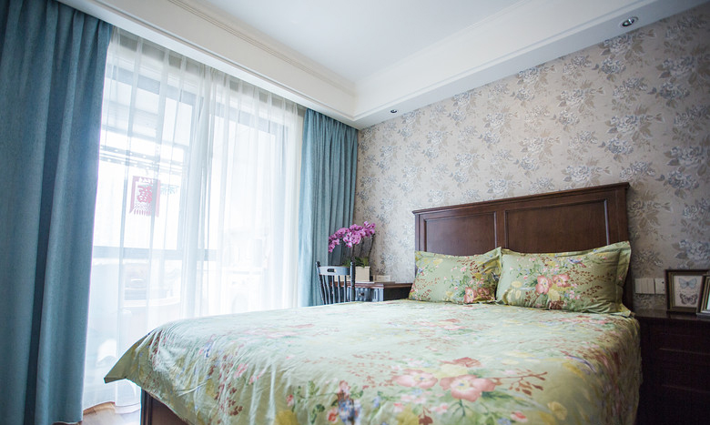 卧室图片来自家装大管家在130平欧式混搭3居 演绎别样奢华的分享