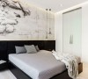 卧室的背景无疑是一个经典的设计，黑白的人像搭配黑色的床头和浅色的地板，时尚感十足。