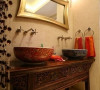 木式台面，两个陶瓷洗手盆，金属边框浴室镜，方便多人共用