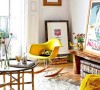 客厅中的这把颜色鲜艳的摇椅让这个空间中充满了明朗的气息，同时也让这一客厅看起来更显惬意之感。