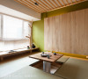 以理性的线条、木格栅设计，为空间呈现日式风味及明快的节奏；抬升的桌子则提供屋主及其亲友在此聊天饮茶。