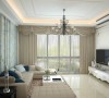 首先在客厅,纯白整面护墙板处理使客厅空间更有延伸性