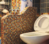 卫生间的装修过程中为了方便色彩的搭配我们可以使用点缀性的瓷砖来铺贴墙面。
