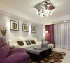 客厅色彩为淡紫与白色的搭配，整体和谐自己