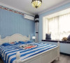 实用主义和浪漫主义可以在卧室中并存，蓝白色调浪漫而沉静，蓝色清透与白色的安静相互映衬，有着海一般的梦幻感觉，优雅的配色似如歌的行板，浪漫温馨，装点出如水一般纯净又内涵丰富的卧室氛围。