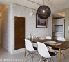 设计师利用梁下墙体厚度内嵌餐柜，仅露出木色门片与饰品、挂画共同织构餐厅主墙风景。