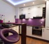 紫色的背景给厨房加了少许神秘感