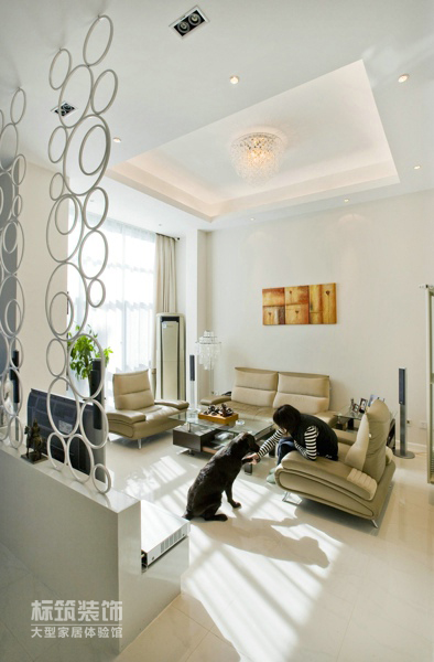 客厅图片来自四川岚庭装饰工程有限公司在戛纳湾•滨江现代五居室的分享