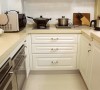 厨房装修首先要注重它的功能性。打造温馨舒适厨房，一要视觉干净清爽。
