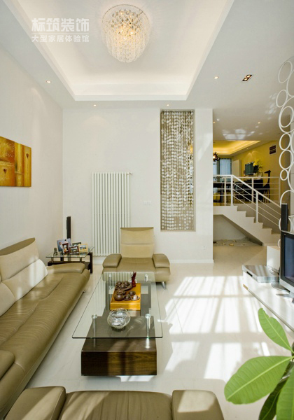 客厅图片来自四川岚庭装饰工程有限公司在戛纳湾•滨江现代五居室的分享
