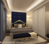 深蓝色天鹅绒为主题的主卧房，呈现雍容华贵之感
