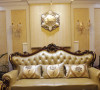 客厅以浅色白色和米黄色为大色块加以搭配。软装配上深色抱枕和沙发椅，地面配上深色地砖拼花