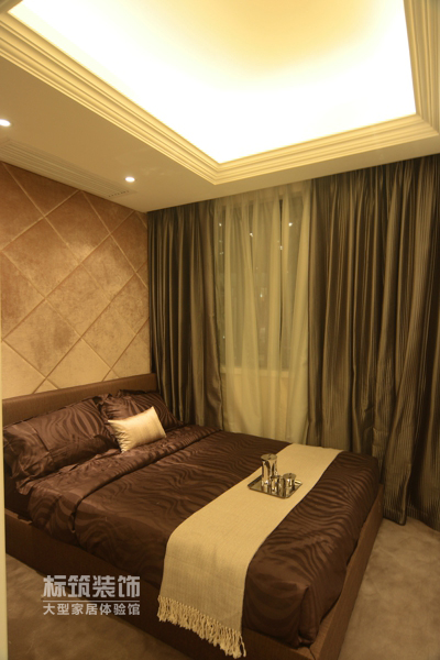 卧室图片来自四川岚庭装饰工程有限公司在依云镇-欧式风格-五居室的分享