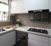 现代简约厨房的最大特色便是形式简洁。体现在厨房设计上，大多为简单的直线，横平竖直，减少了不必要的装饰线条，用简单的直线强调空间的开阔感，而且简约风格橱柜讲求功能至上，形式服从功能。