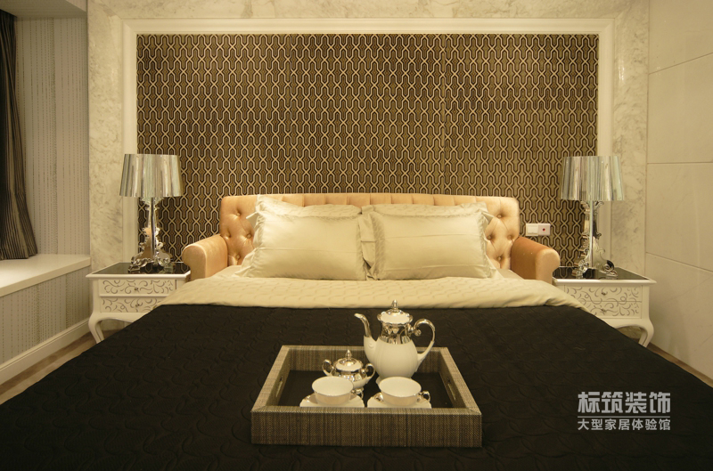 卧室图片来自四川岚庭装饰工程有限公司在依云镇-欧式风格-五居室的分享