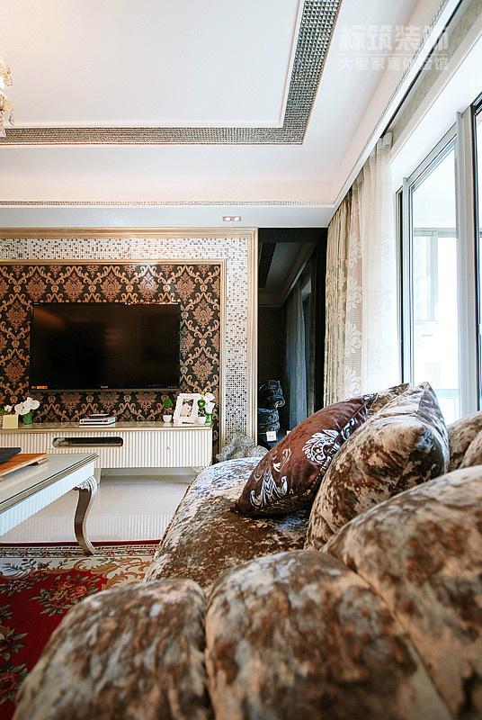 欧式 三居 别墅 客厅图片来自四川标筑装饰公司在保利花园-现代欧式-三居室的分享