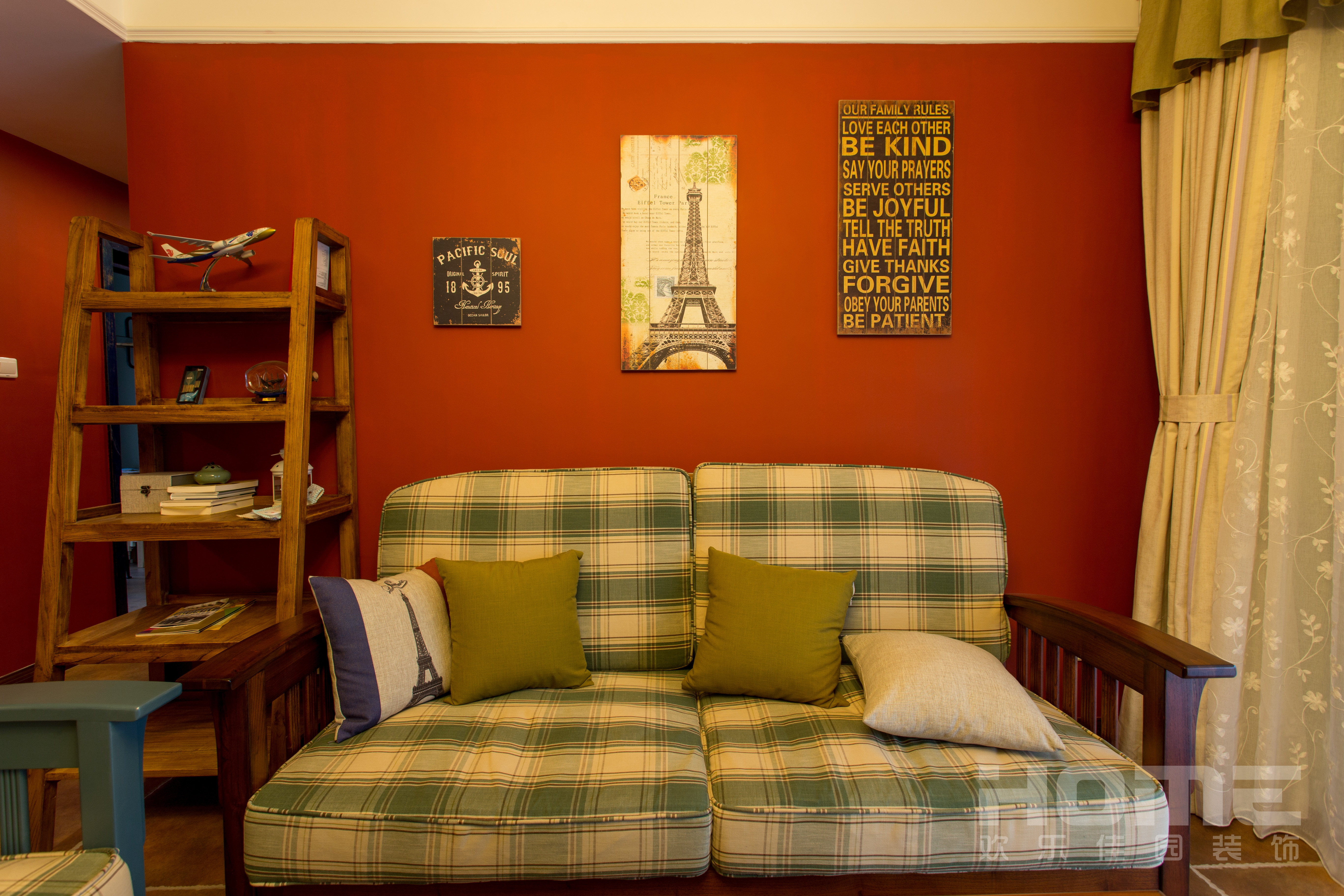 三居 美式 红墙 客厅图片来自四川欢乐佳园装饰在保利花园重色彩美式映象的分享