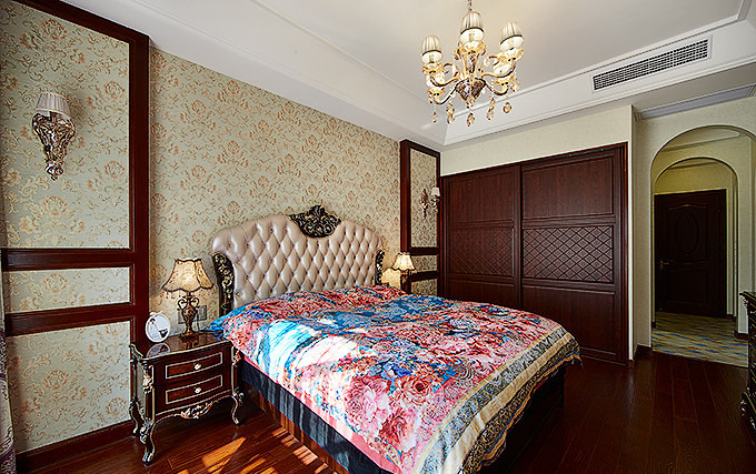 卧室图片来自家装大管家在140平装修样板间 演绎新古典风格的分享