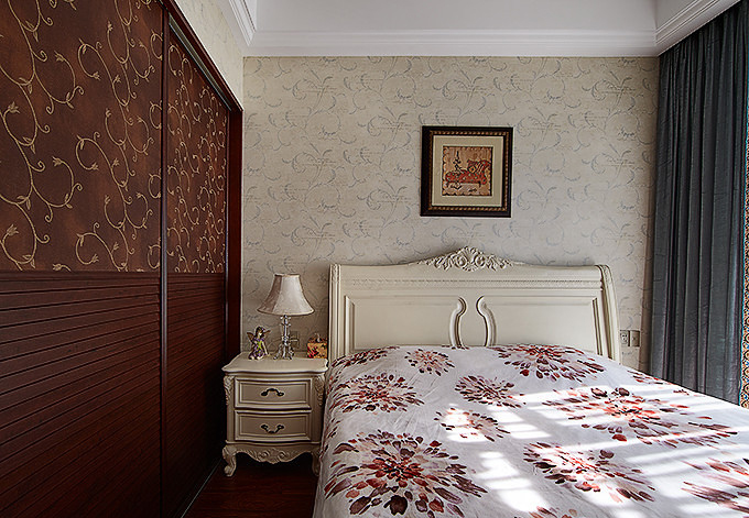 卧室图片来自家装大管家在140平装修样板间 演绎新古典风格的分享
