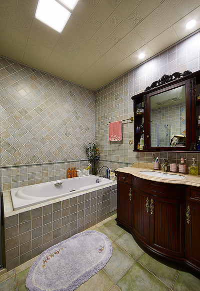 卫生间图片来自家装大管家在140平装修样板间 演绎新古典风格的分享