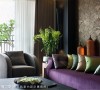 大胆的紫色丝绒沙发选搭，与低明度的多彩抱枕，将传统暹罗的多彩与金属色调精准表现。