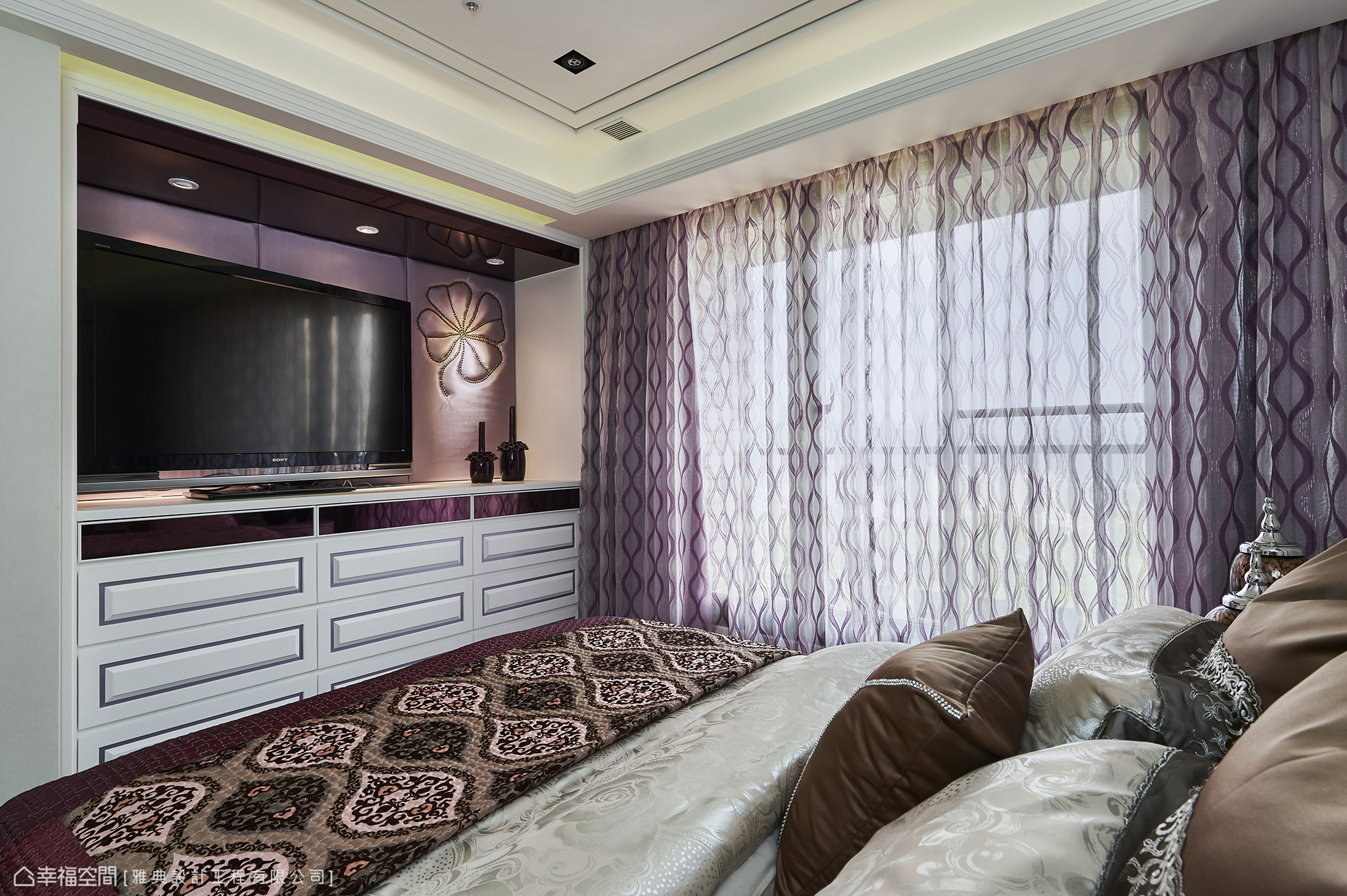 卧室图片来自幸福空间在264平雍容紫气 辉煌时尚大宅的分享
