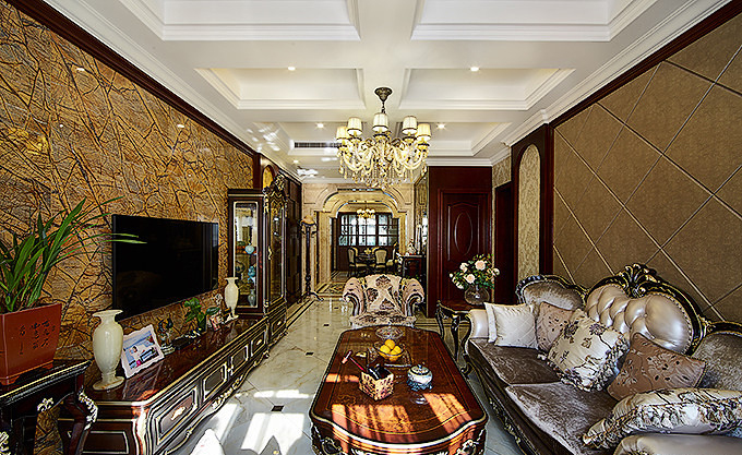 客厅图片来自家装大管家在140平装修样板间 演绎新古典风格的分享
