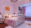 另外的儿童房用了粉色环保墙纸，书桌则是利用阳台的宽度做了墙柜