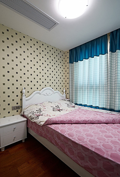 卧室图片来自家装大管家在136平现代简约风 温馨风情家居的分享