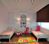 将小孩房的另外一侧规画为睡眠区域。