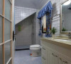 这个是阁楼上的卫生间，因为是斜顶，所以淋浴位置也算是充分利用了哦！