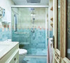卫生间的瓷砖选的非常的漂亮，淡蓝色的地砖，让卫生间宛如在水中央。