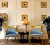 玄关的设计：最大的特色在于两把椅子，蓝色加上金边的椅子，带来视觉上的一种冲击感