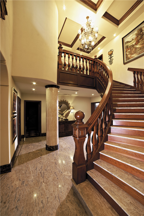 楼梯图片来自周楠在超美奢华欧式风格别墅设计的分享