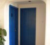 蓝色的门更突出了地中海的风情。