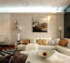 客厅以淡雅的色彩为主调，配以同色系的布艺沙发和灯饰，尽显舒适和优雅。白色的皮毛饰毯传达出浪漫唯美的情感