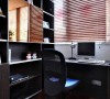 书房的摆设简洁实用，深色木质的组合书柜与书桌成为整体，散发着知性与干练。